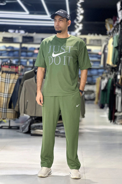 Previous Next  Skip to product information PreviousNext 50% off         Nke jst do it Signature Track Men's Tracksuit
